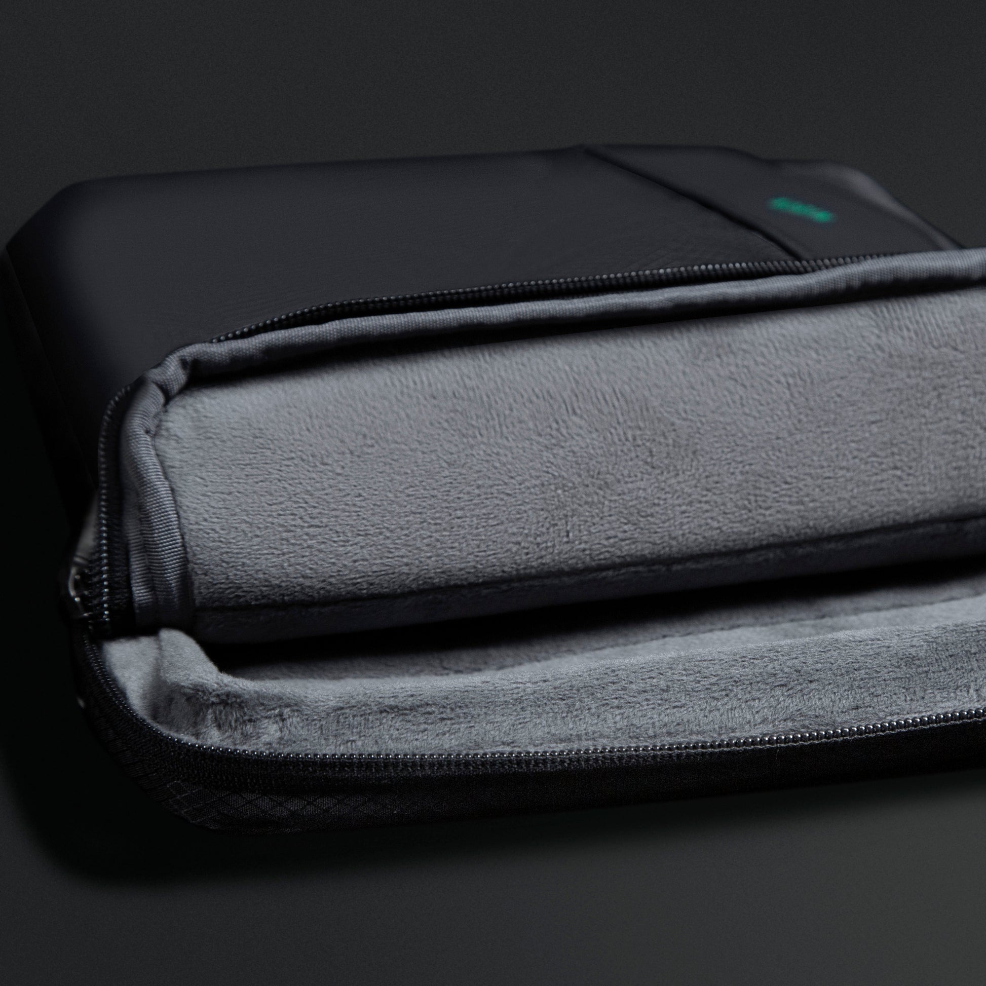 KORIN HiLite 輕便手提電腦包 KY028  內部多分區設計，展示文件、筆電及配件的收納空間。