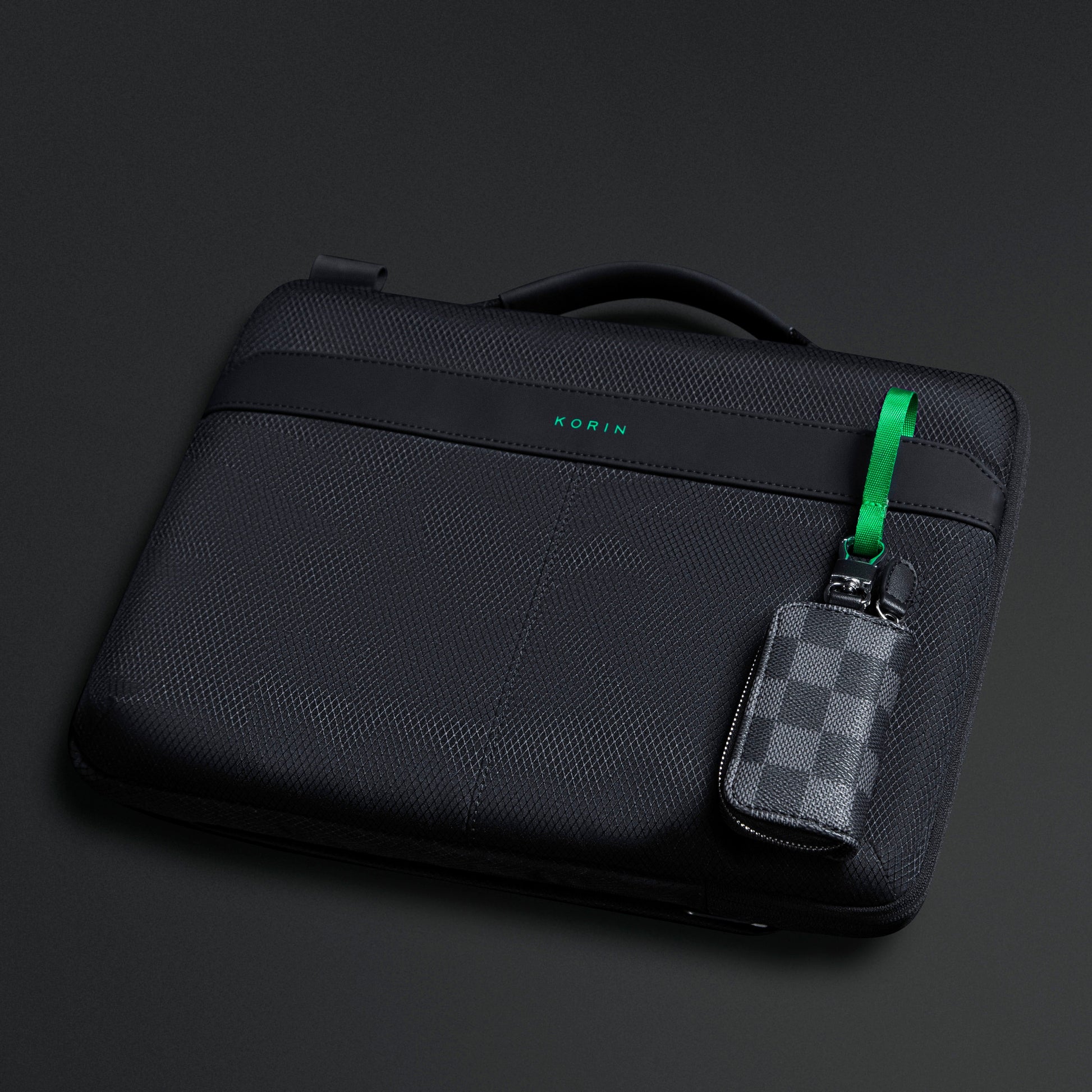 KORIN HiLite 輕便手提電腦包 KY028適用於商務通勤及旅行，黑色款式穿搭實例。 