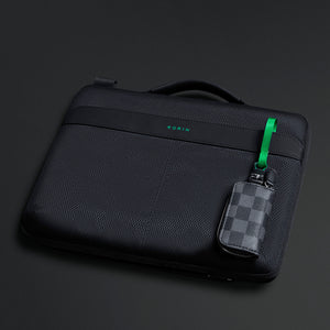 KORIN HiLite 輕便手提電腦包 KY028適用於商務通勤及旅行，黑色款式穿搭實例。 