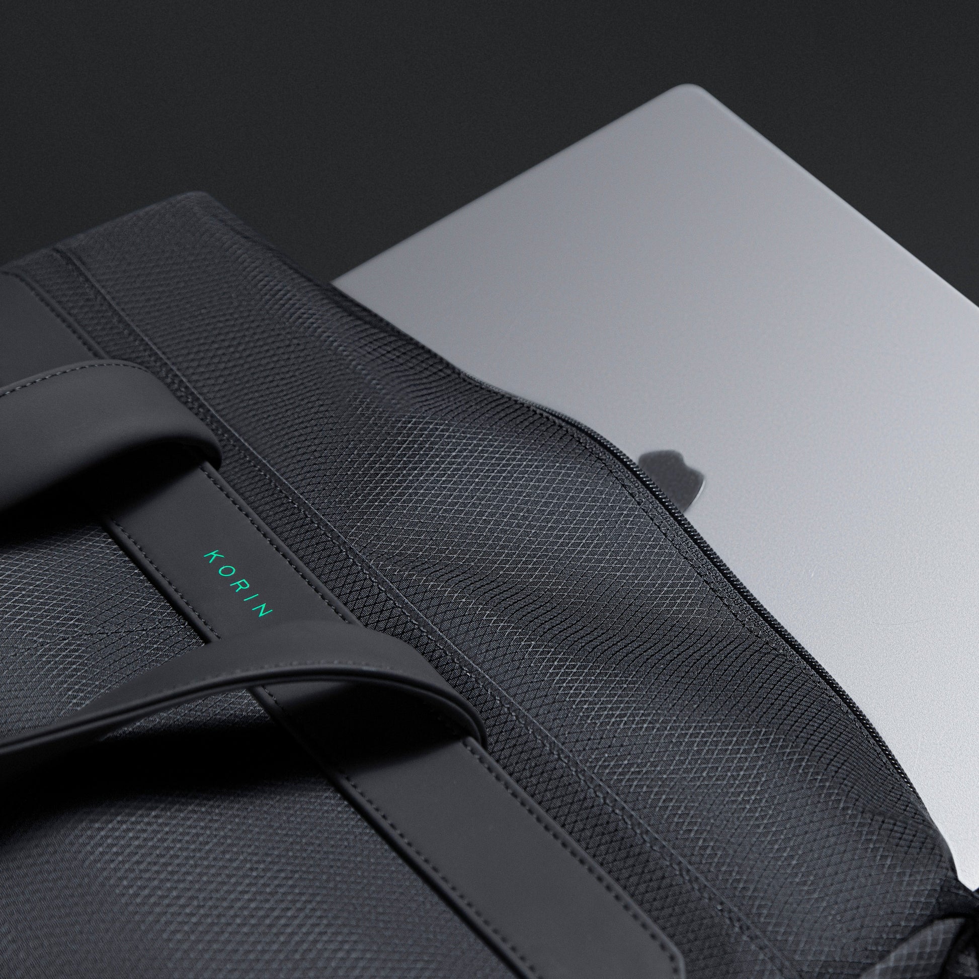 KORIN Hivoy 輕便手提電腦包 KY030  內部分區設計，展示文件、筆電及配件的整齊收納效果。