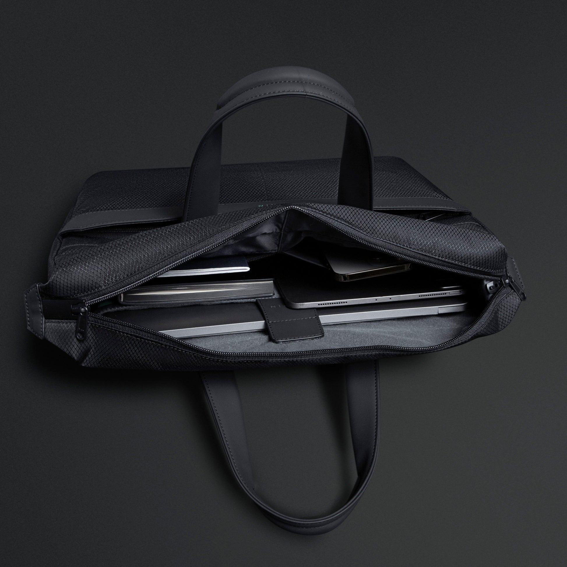 KORIN Hivoy 輕便手提電腦包 KY030  內部分區設計，展示文件、筆電及配件的整齊收納效果。