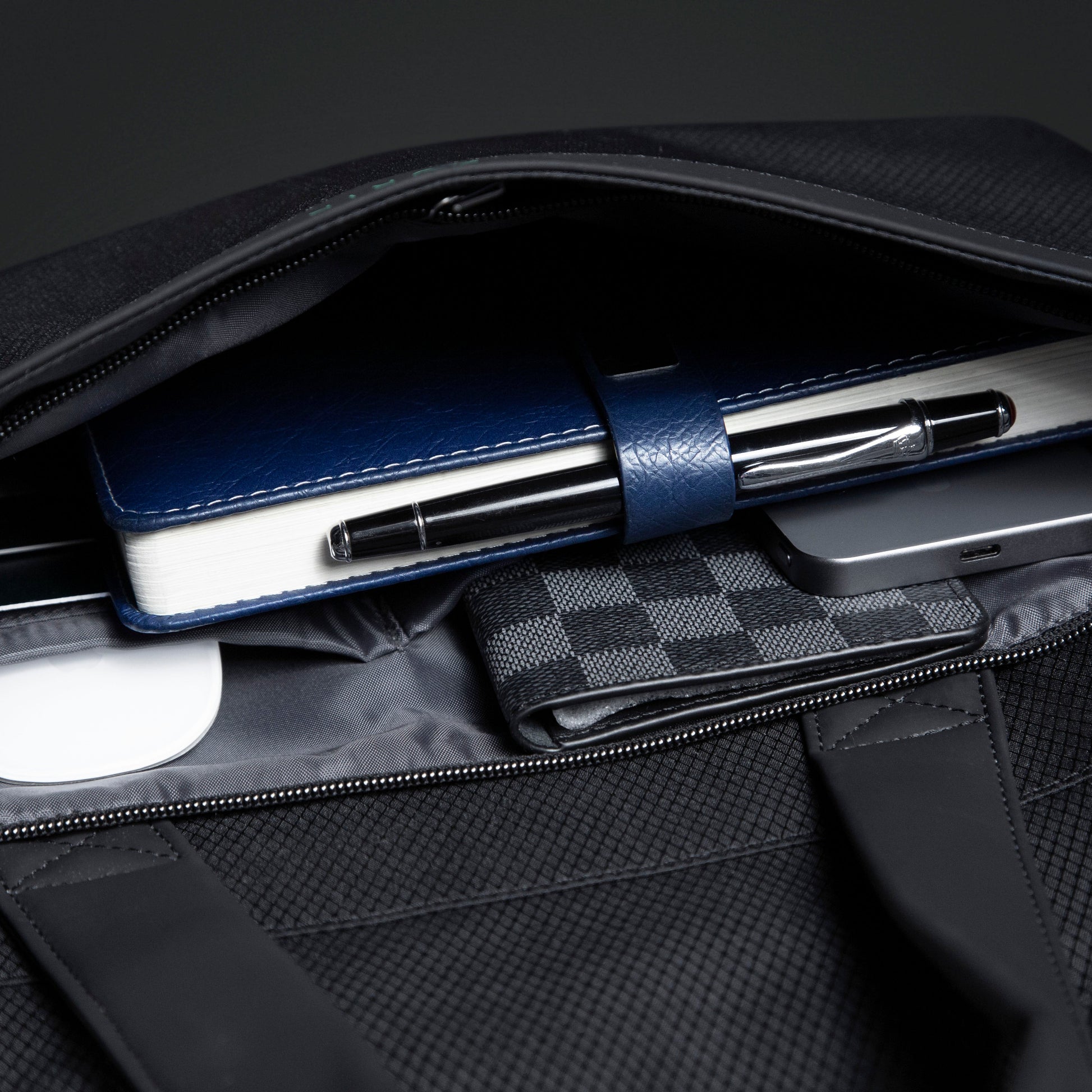 KORIN Hivoy 輕便手提電腦包 KY030  內部分區設計，展示文件、筆電及配件的整齊收納效果。