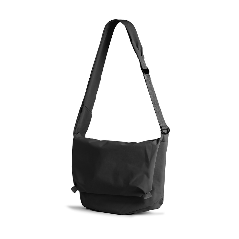 BITPLAY Essential 6.5L Messenger Bag ｜防潑水輕量郵差包｜城市通勤與旅行必備