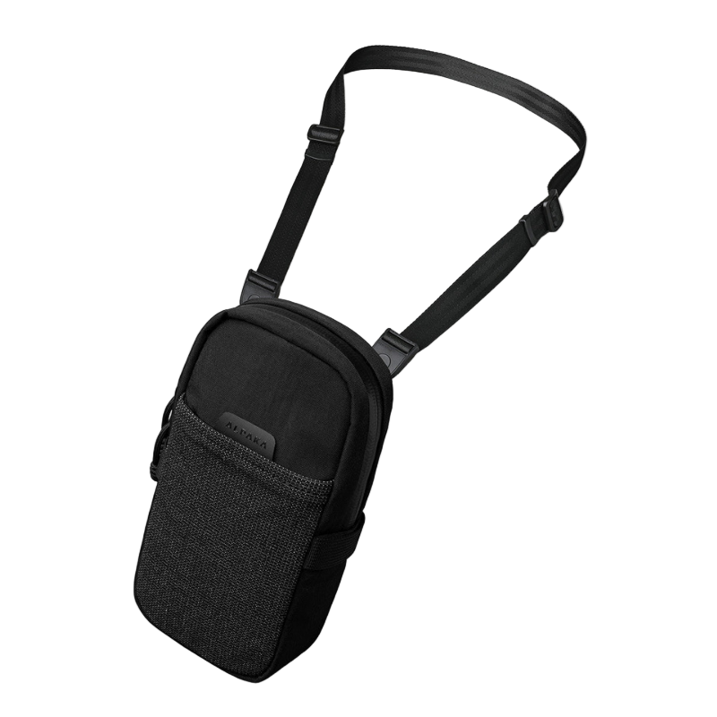 ALPAKA Modular Shoulder Pocket Max 黑色款，展示其模組化設計與多功能收納空間。