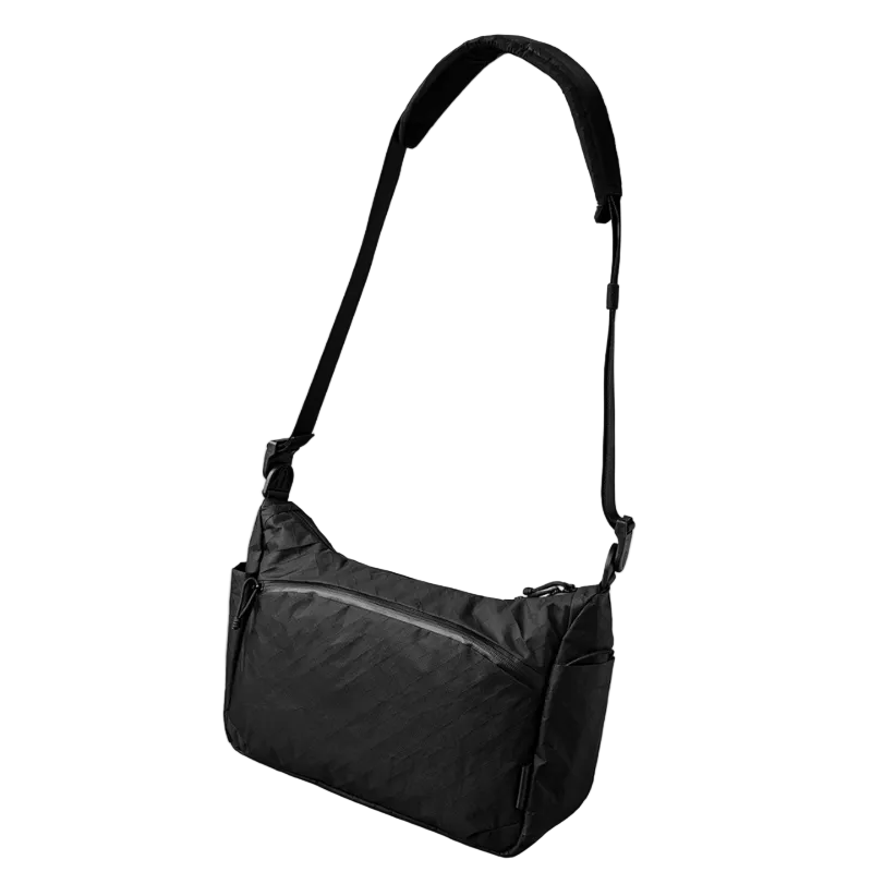 ALPAKA Flight Satchel 展示外觀設計與功能性。