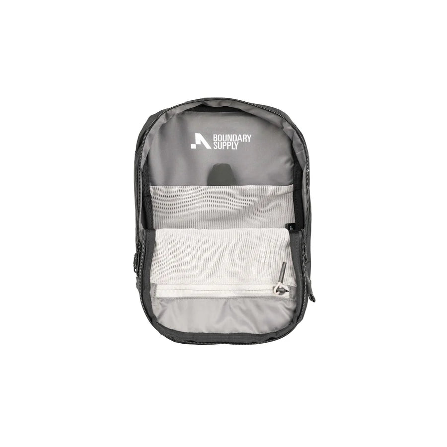 Boundary Supply Aux Compartment X-Pac - 內含兩大主隔層與多個口袋，適合日常與旅行使用。