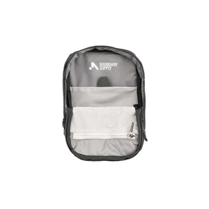 Boundary Supply Aux Compartment X-Pac - 內含兩大主隔層與多個口袋，適合日常與旅行使用。