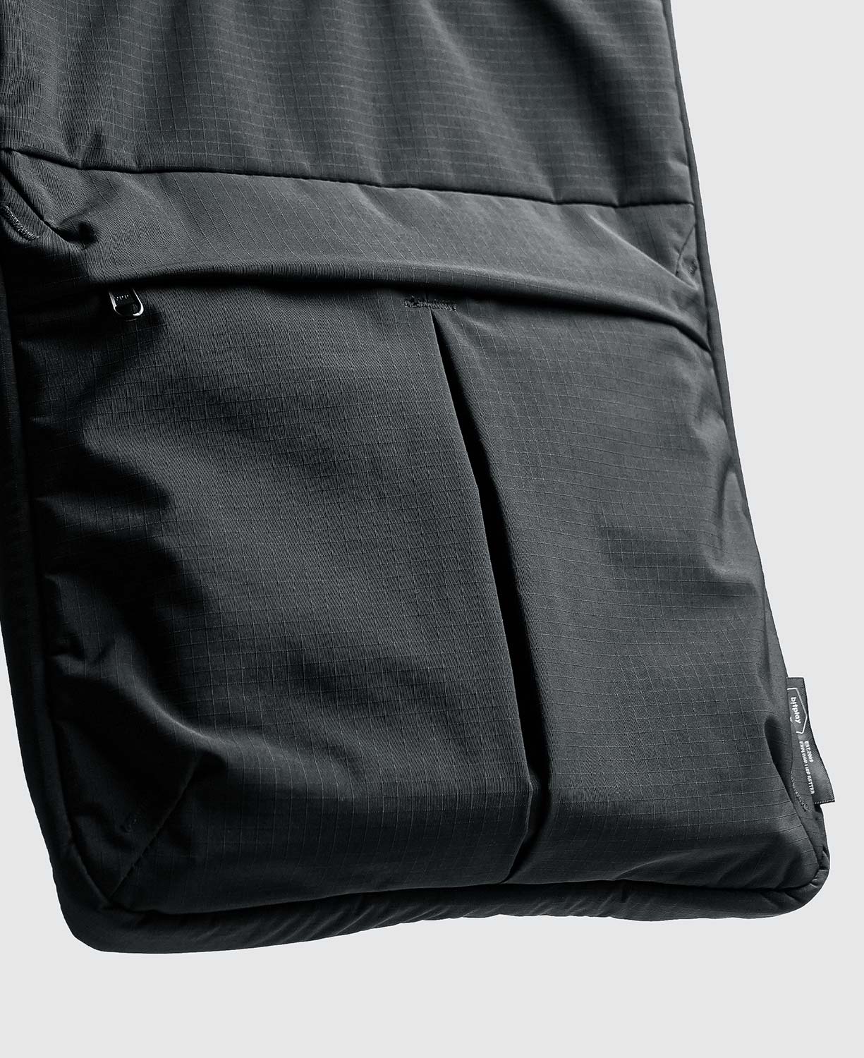 BITPLAY Essential Laptop Sling｜旅行合用，配備行李插帶