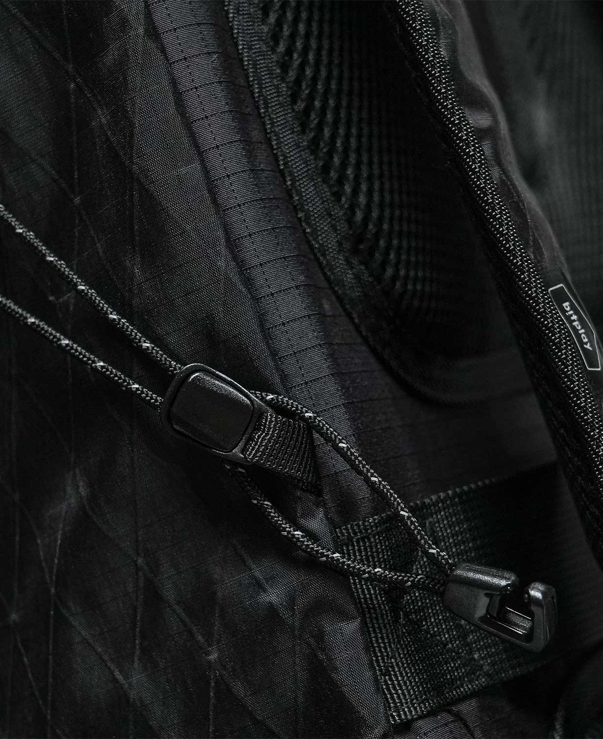 BITPLAY Black Series 28L Backpack｜行李箱固定功能旅行背囊