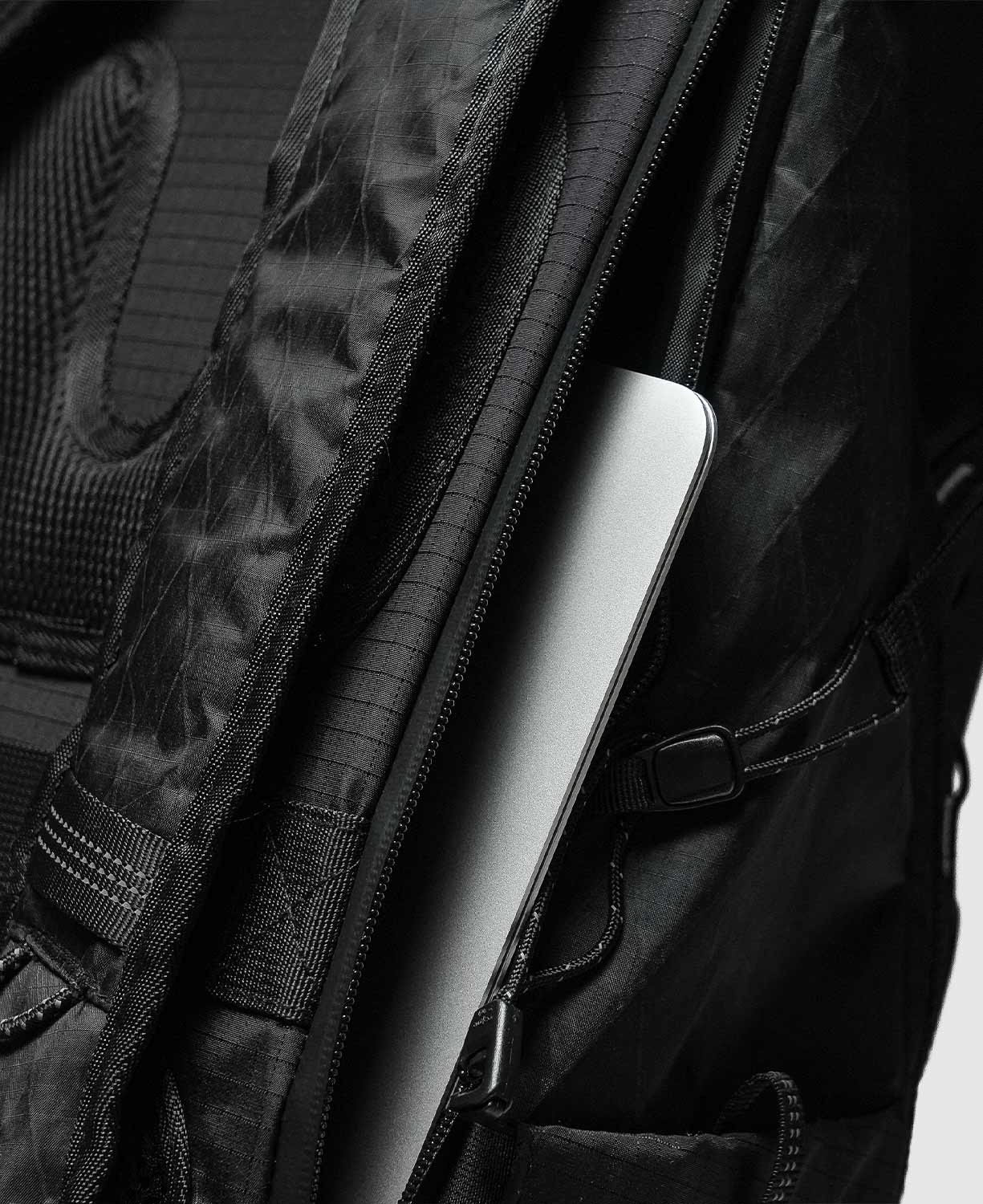 BITPLAY Black Series 28L Backpack｜行李箱固定功能旅行背囊