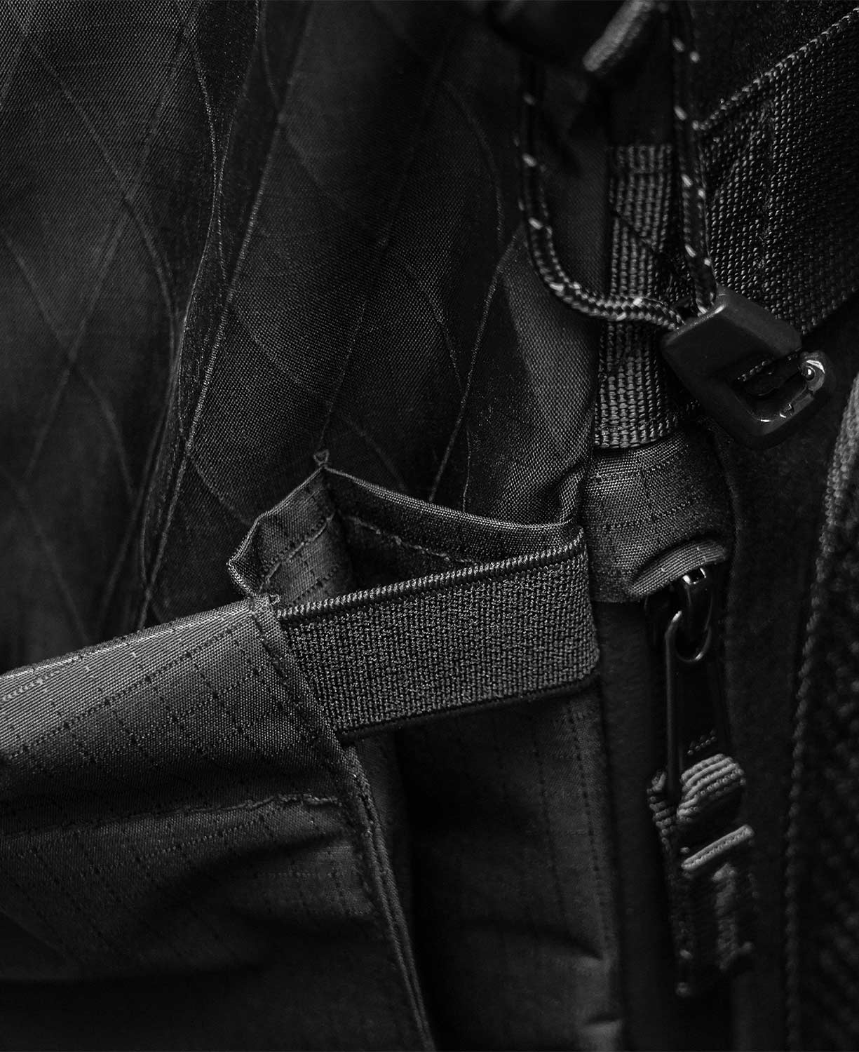 BITPLAY Black Series 28L Backpack｜行李箱固定功能旅行背囊
