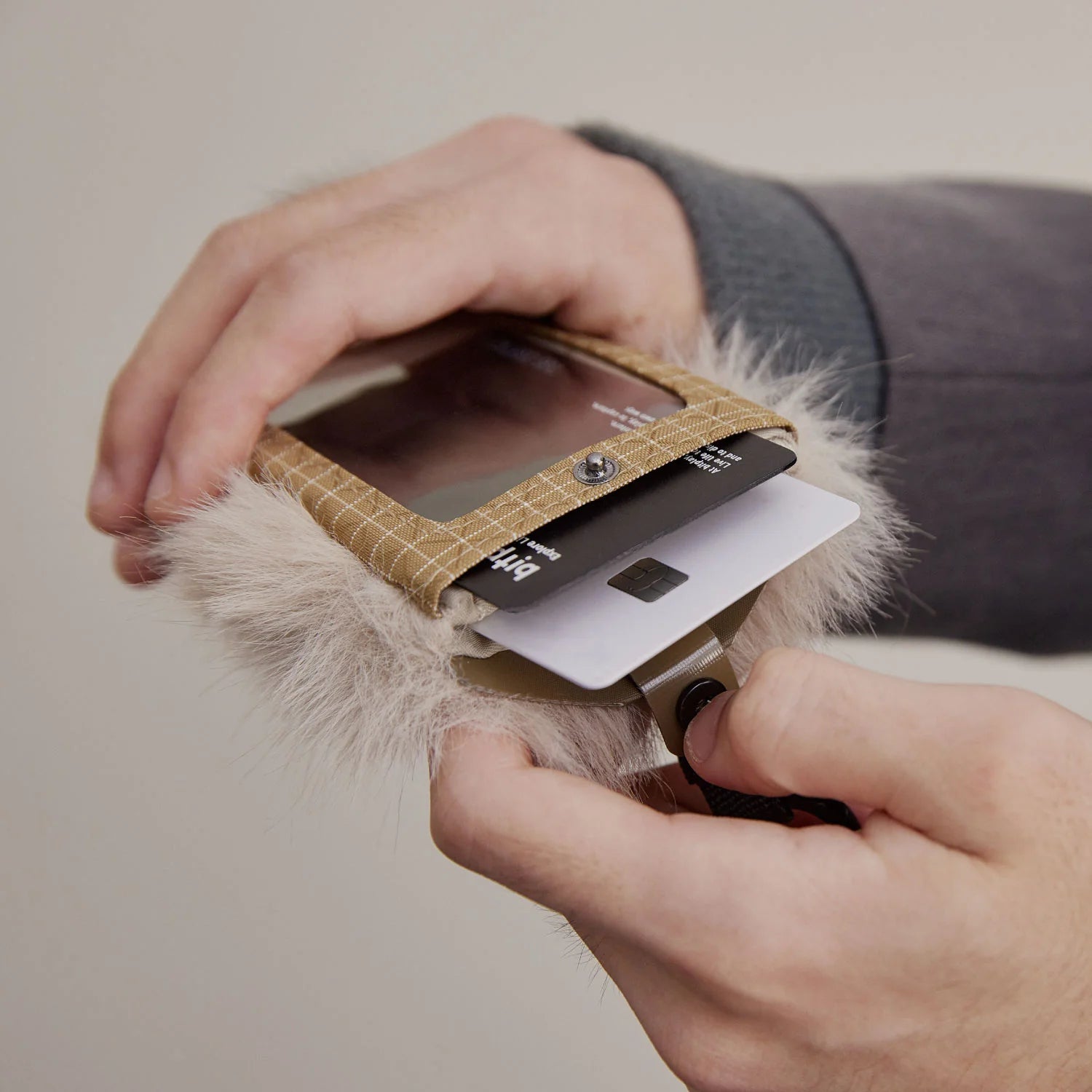BITPLAY Furry Badge Holder 蓬鬆毛絨證件套｜多用途證件套