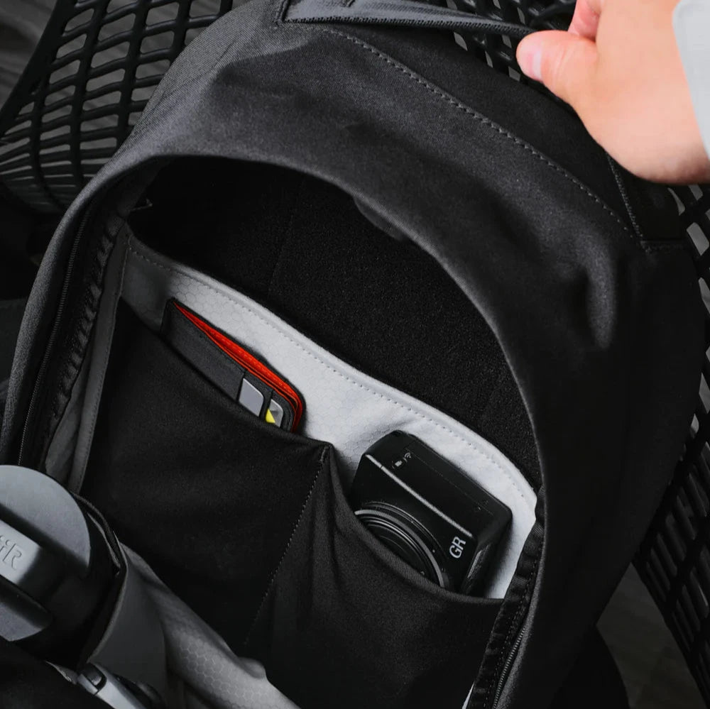 ALPAKA Metro Backpack 通勤背囊 - 帶襯墊肩帶與通風背板，減輕肩膀壓力，提升背負舒適度