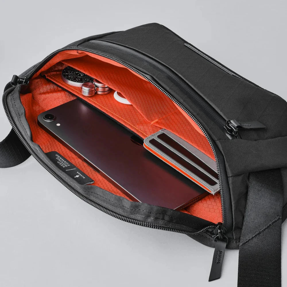 ALPAKA Bravo Sling Mini V2 側肩包｜時尚輕便結構與全天候防護性能