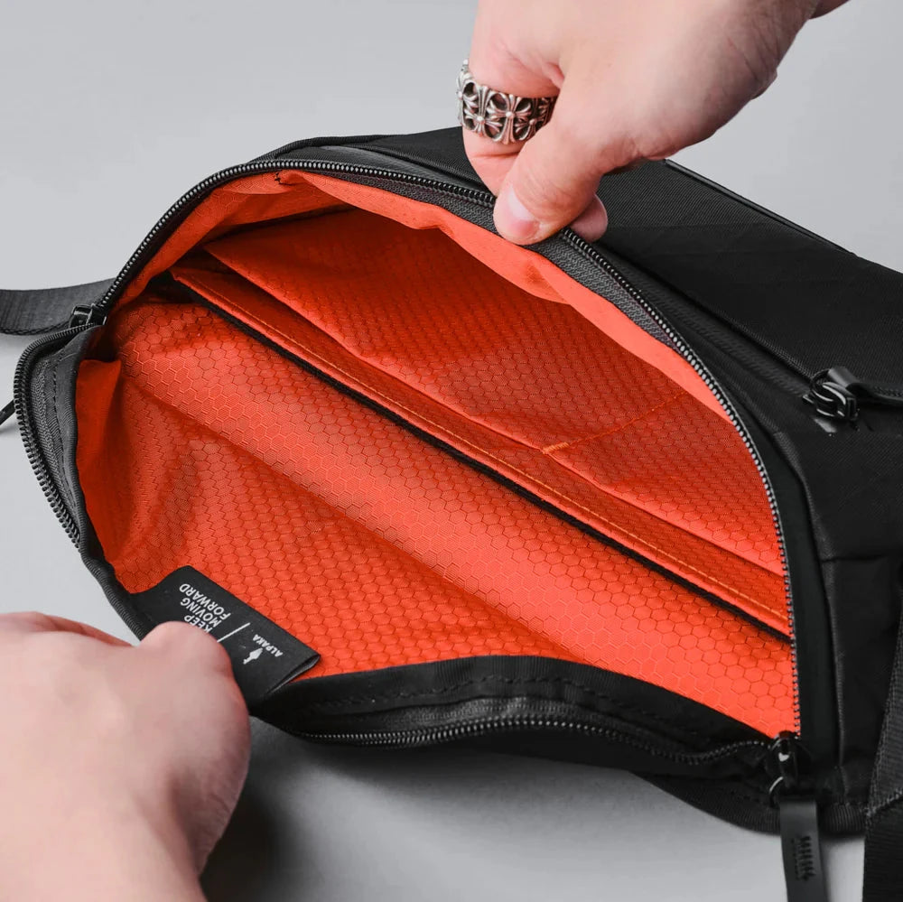 ALPAKA Bravo Sling Mini V2 側肩包｜時尚輕便結構與全天候防護性能