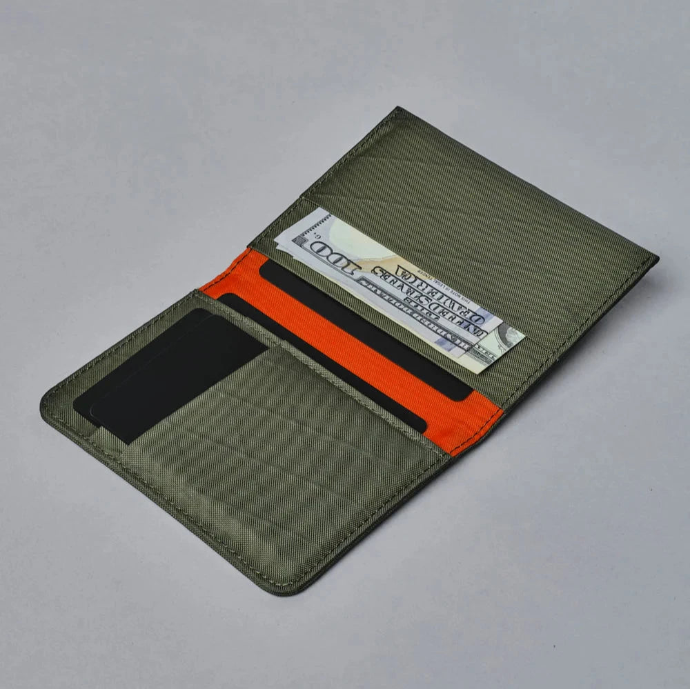 ALPAKA Ark Bifold Wallet｜可容納 12-14 張卡片，並具備 RFID 防護功能