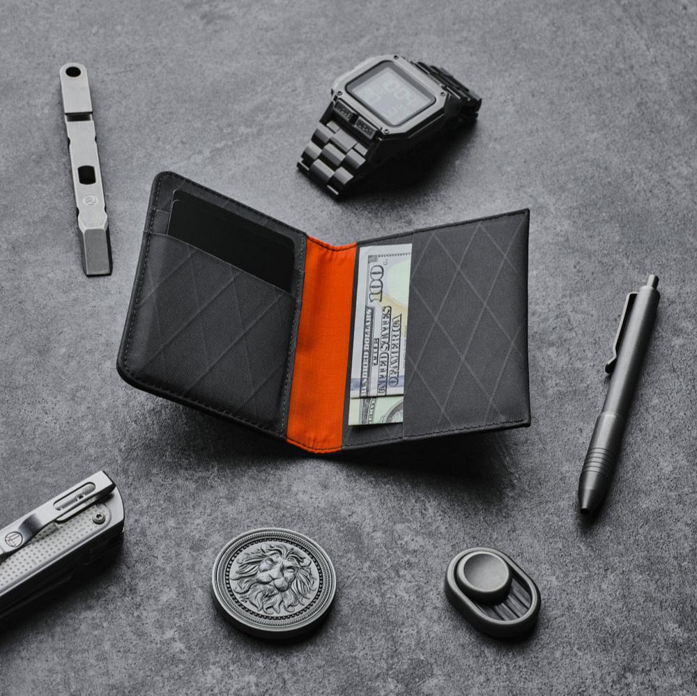 ALPAKA Ark Bifold Wallet｜可容納 12-14 張卡片，並具備 RFID 防護功能