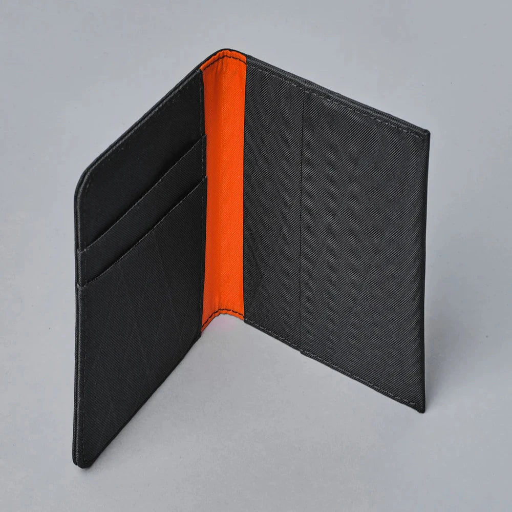 ALPAKA Ark Bifold Wallet｜可容納 12-14 張卡片，並具備 RFID 防護功能