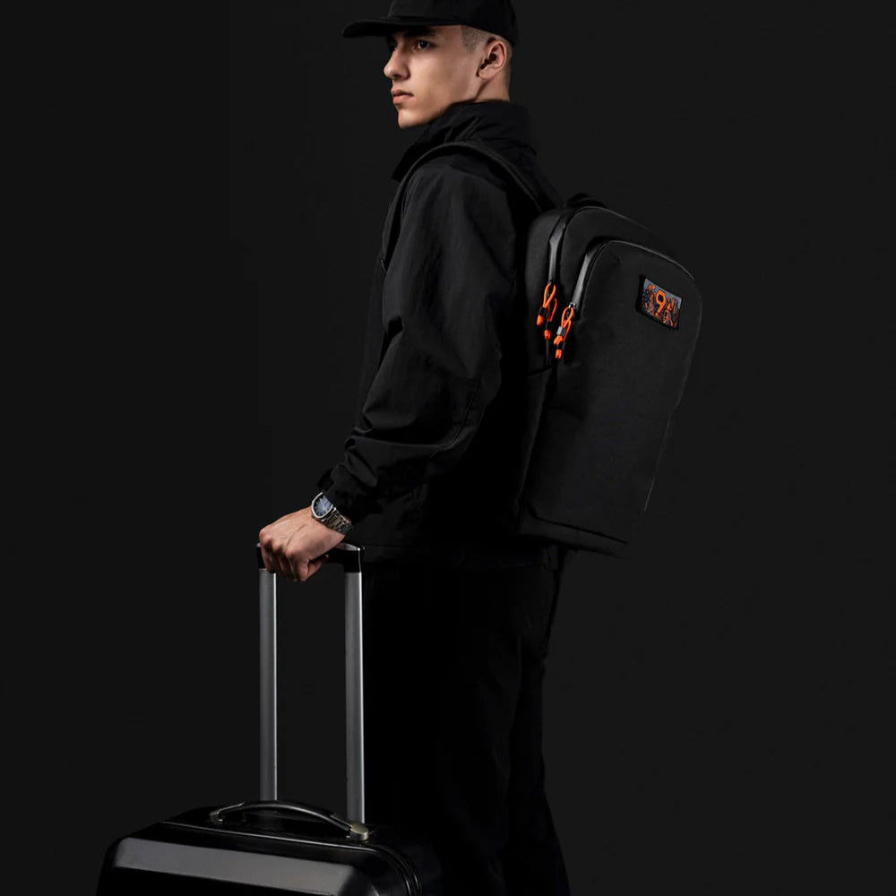 ALPAKA Bravo Backpack 正面展示：展示背包外觀及橙色拉鍊細節。
