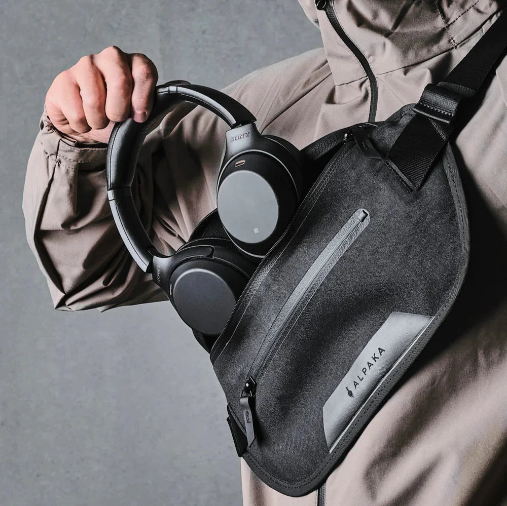 ALPAKA Bravo Sling Mini｜內部配備防刮平板電腦套與多功能隔層
