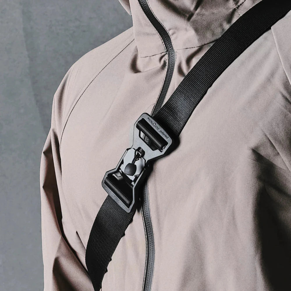 ALPAKA Bravo Sling Mini｜內部配備防刮平板電腦套與多功能隔層