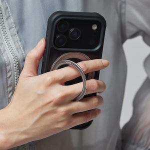 用戶在戶外使用 BITPLAY Wander Case 