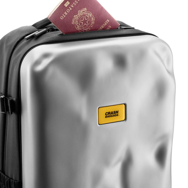 CRASH BAGGAGE Iconic Backpack 背囊｜背包外殼採用硬殼防護設計，兼具時尚與實用性