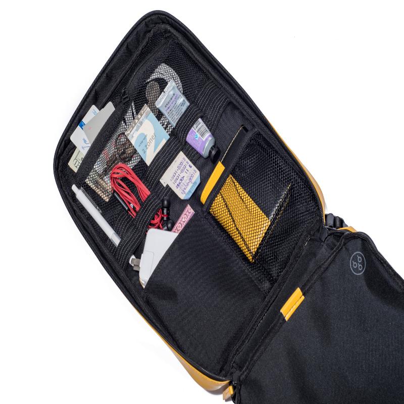 Fisherman Backpack S 背囊內部展示，包含兩個可拆卸收納袋與多個口袋