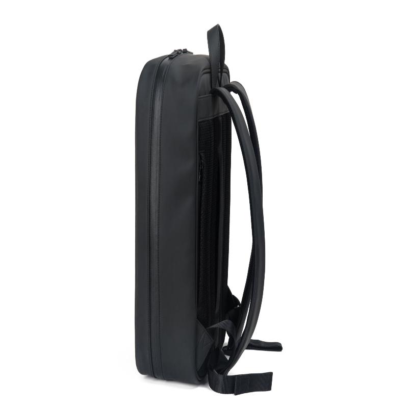 fisherman backpack S 背囊配備透氣網狀肩帶與行李插帶，攜帶舒適方便
