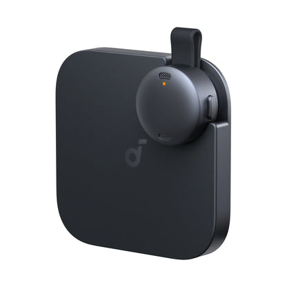 錄音機如硬幣般細小，並配備磁吸夾子、掛頸繩及手機磁吸配件，適合隨身攜帶