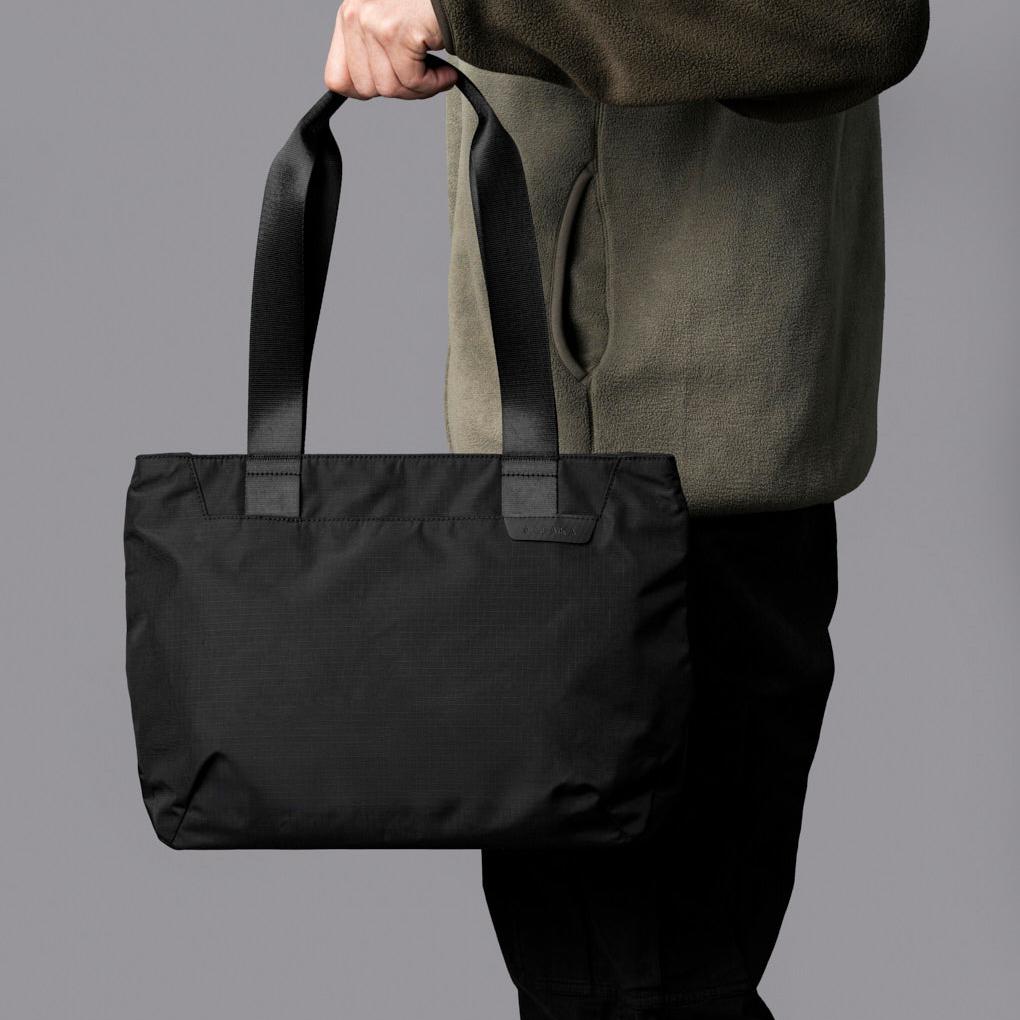 Elements Tote (S) 在咖啡館使用，簡約現代設計，輕鬆攜帶日常物品