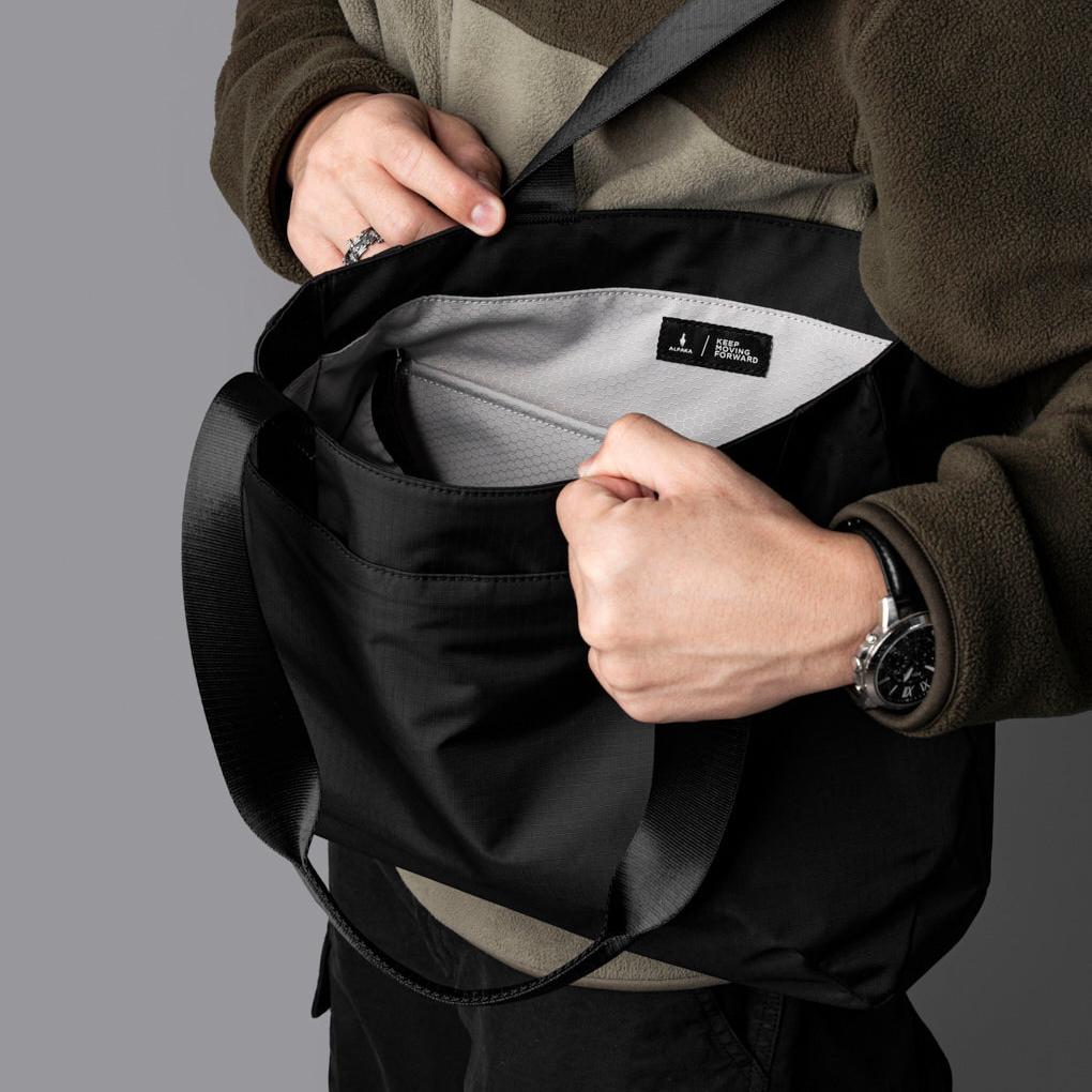Elements Tote (S) 在購物時使用，9L 容量輕鬆裝下日常採購物品，外部滑袋方便取物