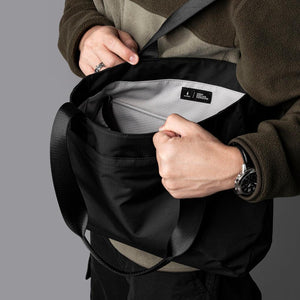 Elements Tote (S) 在購物時使用，9L 容量輕鬆裝下日常採購物品，外部滑袋方便取物