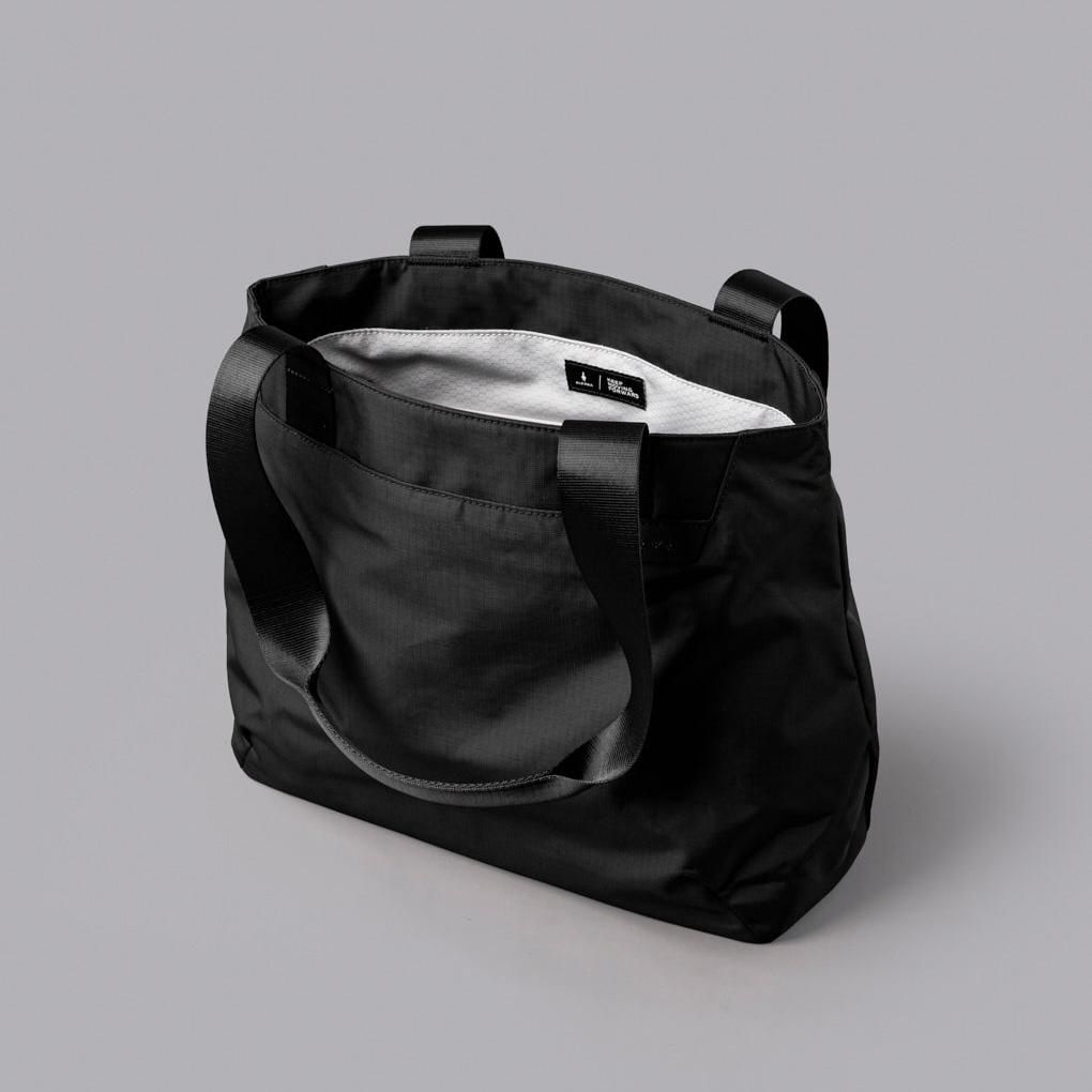 Elements Tote (S) 平穩底部設計，裝滿物品後可輕鬆站立