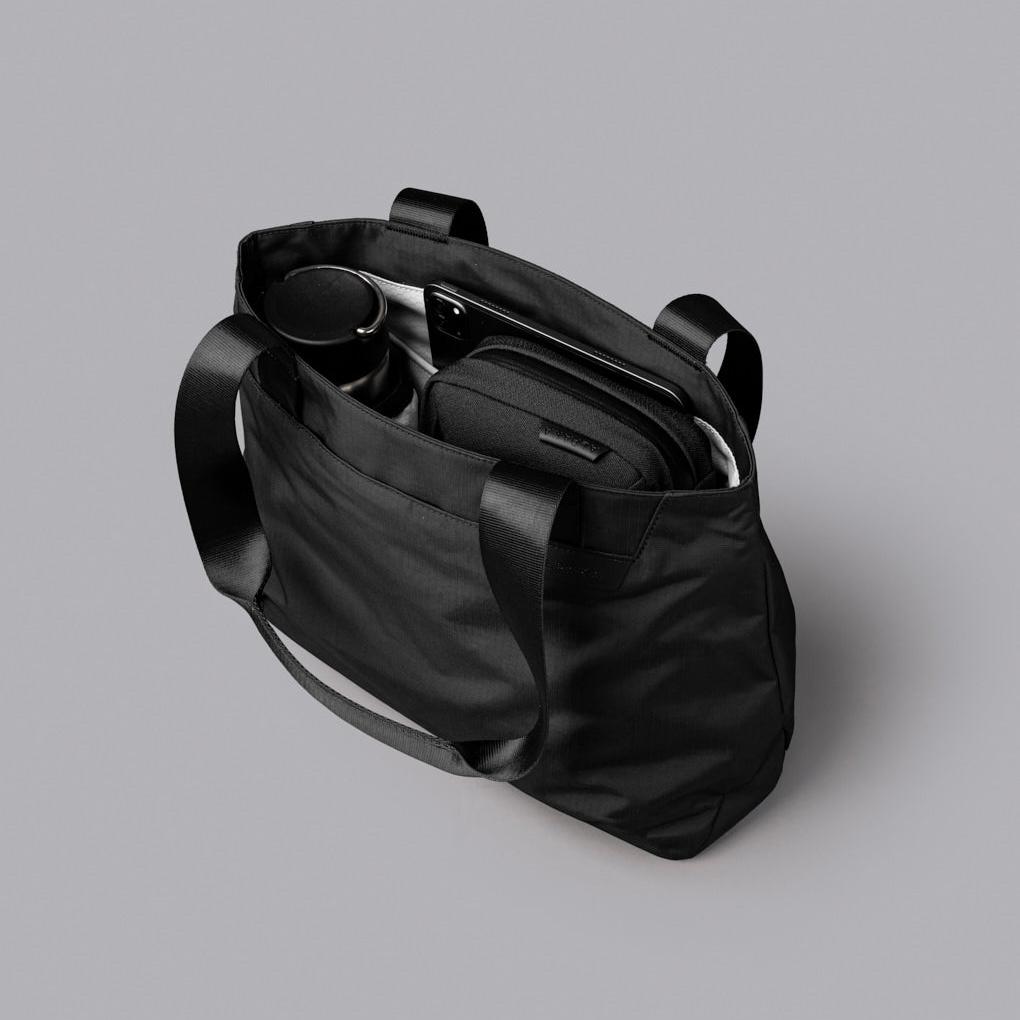 Elements Tote (S) 配有兩個內部滑袋與彈性瓶套，方便整理隨身物品