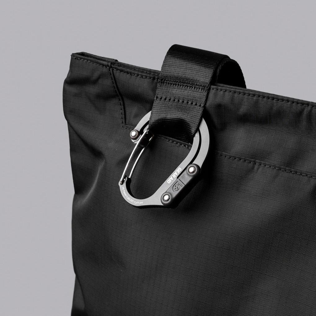 Elements Tote (S) 使用耐用的 Axoflux 210D Ripstop 尼龍材質，具備防水性能