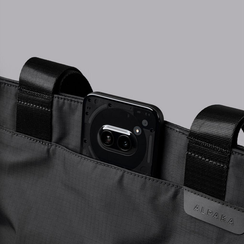 Elements Tote (S) 配有兩個內部滑袋與彈性瓶套，方便整理隨身物品
