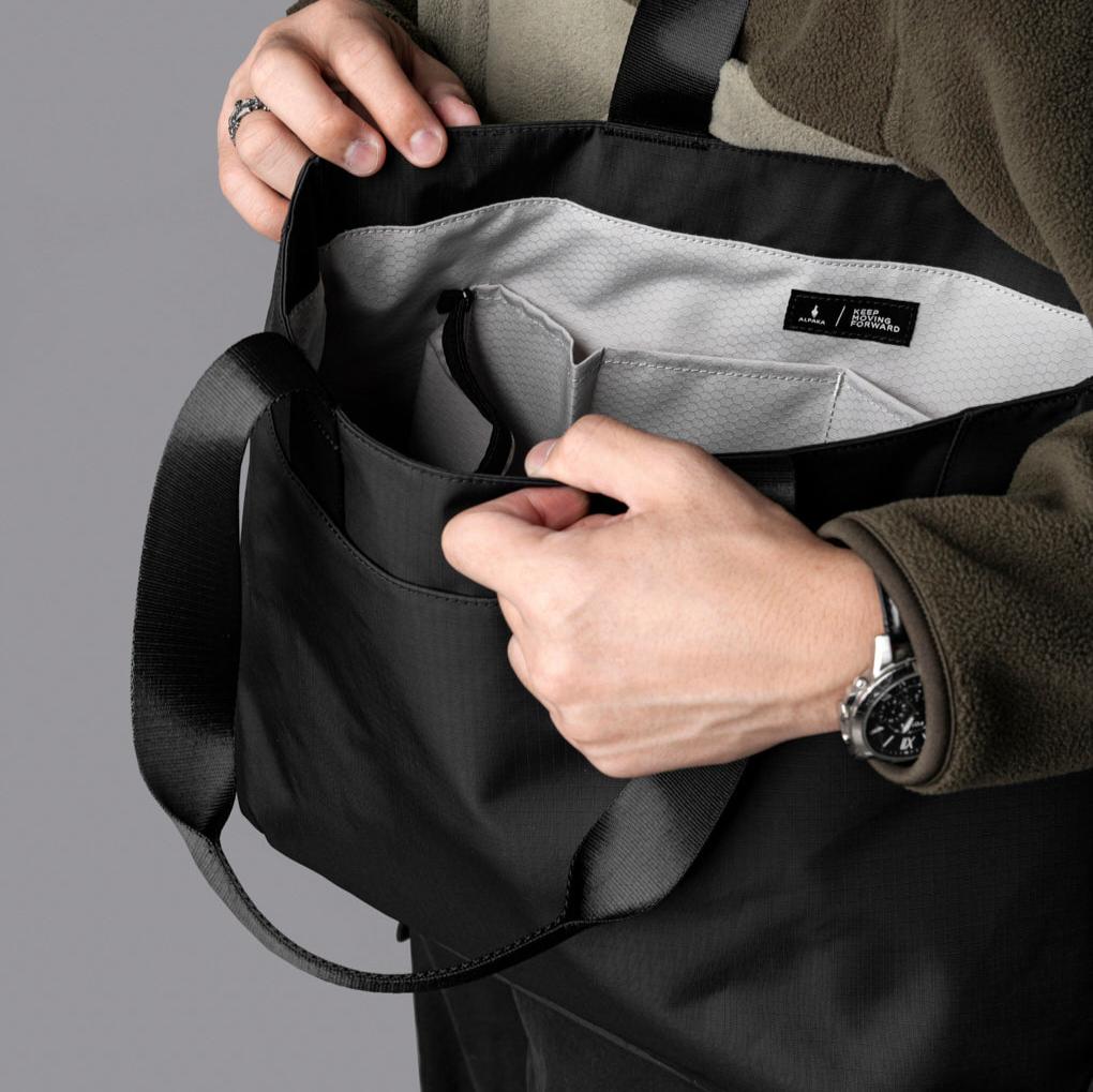 Elements Tote (M) 作為環保購物袋替代品，外觀時尚且可重複使用，符合環保理念