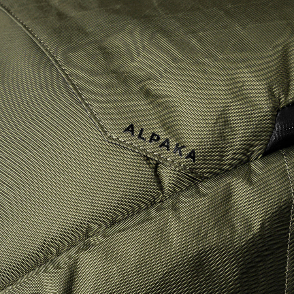 ALPAKA Elements Backpack Pro 防水背囊｜人體工學設計，配備帶襯墊的肩帶與波浪外形背板