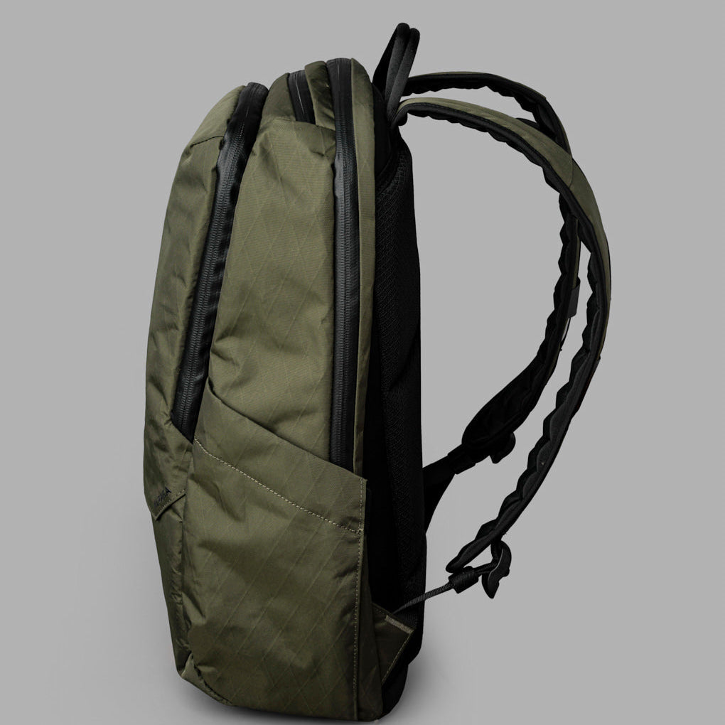 ALPAKA Elements Backpack Pro 防水背囊｜人體工學設計，配備帶襯墊的肩帶與波浪外形背板