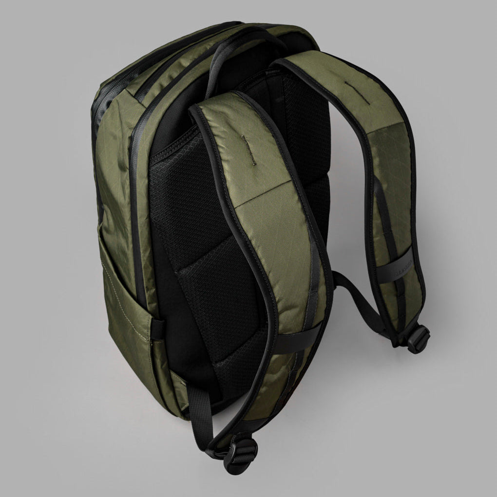 ALPAKA Elements Backpack Pro 防水背囊｜人體工學設計，配備帶襯墊的肩帶與波浪外形背板
