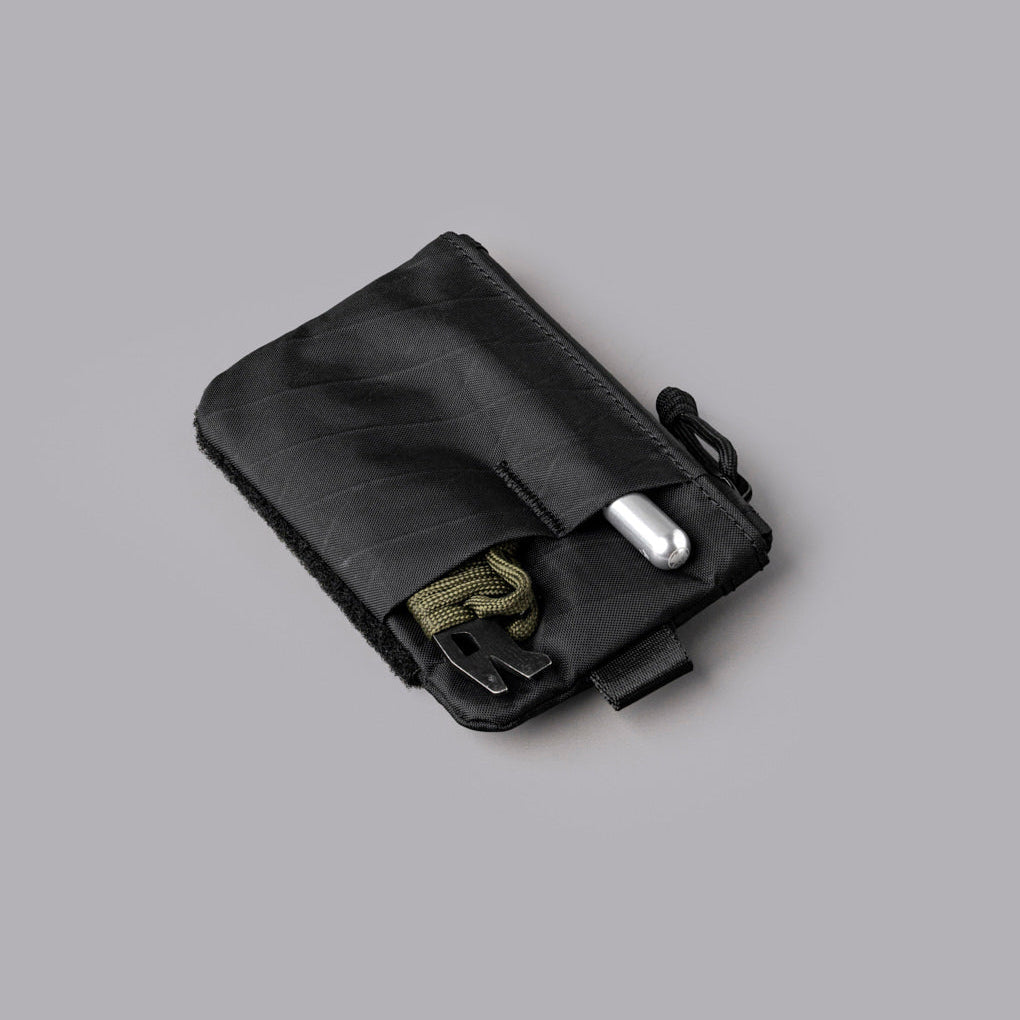 採用防水 X-Pac® VX21 面料，配備 YKK AquaGuard 防水拉鍊