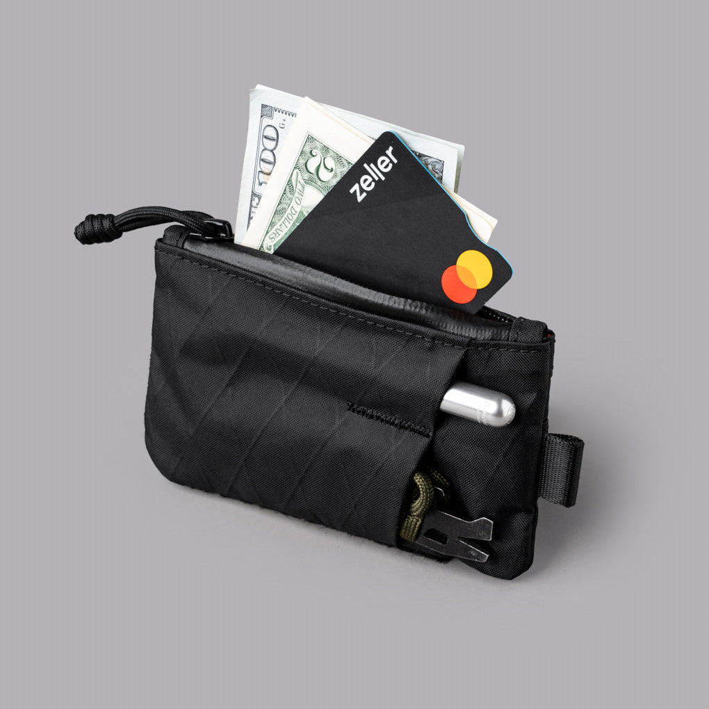 ALPAKA Zip Pouch Pro，內部容量適合存放 4-12 張卡片，並有 RFID 防護功能