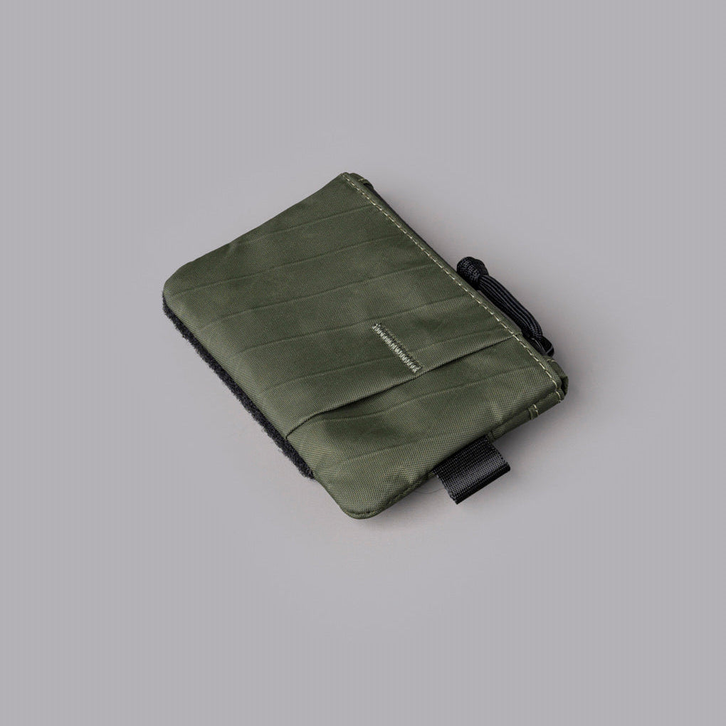 採用防水 X-Pac® VX21 面料，配備 YKK AquaGuard 防水拉鍊
