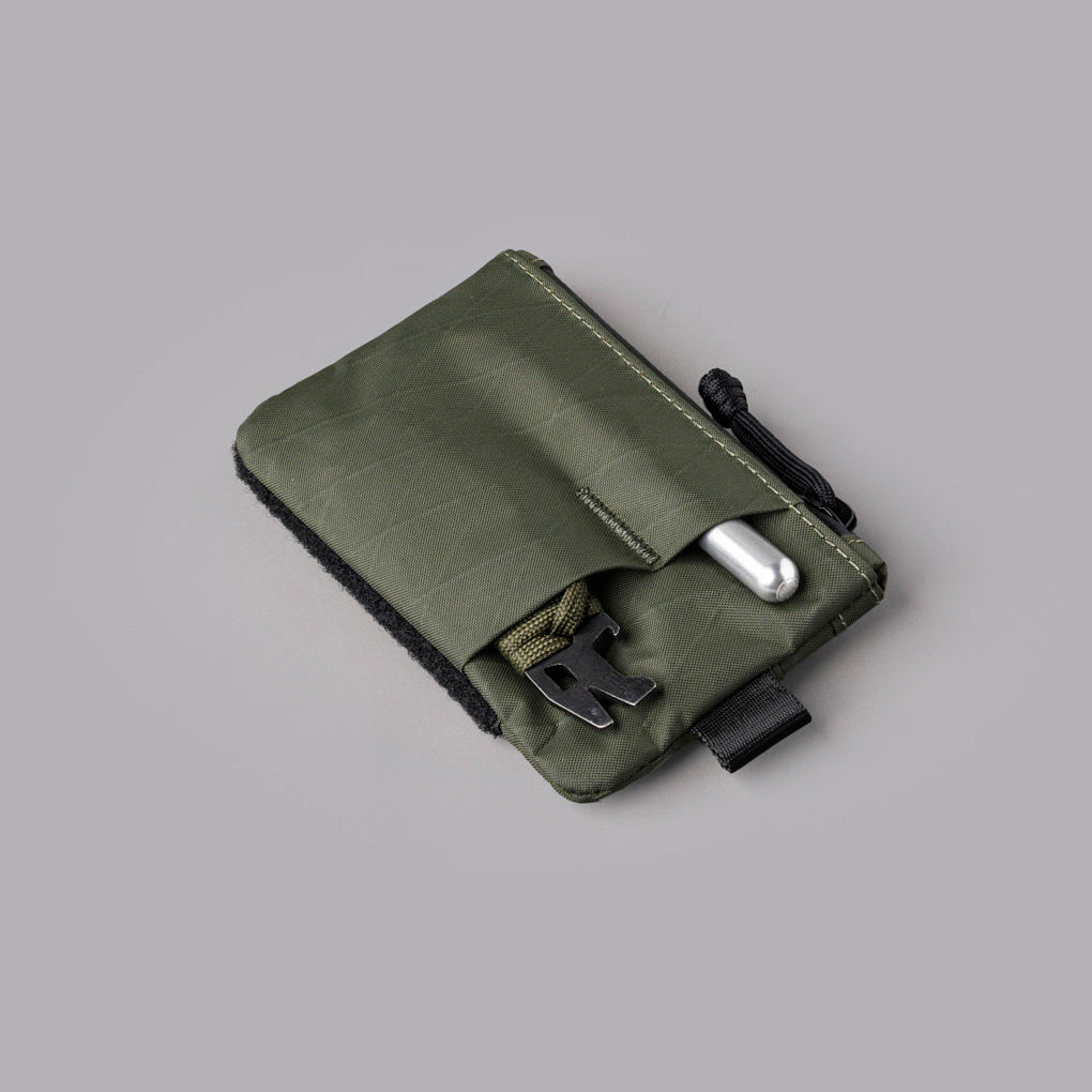 採用防水 X-Pac® VX21 面料，配備 YKK AquaGuard 防水拉鍊