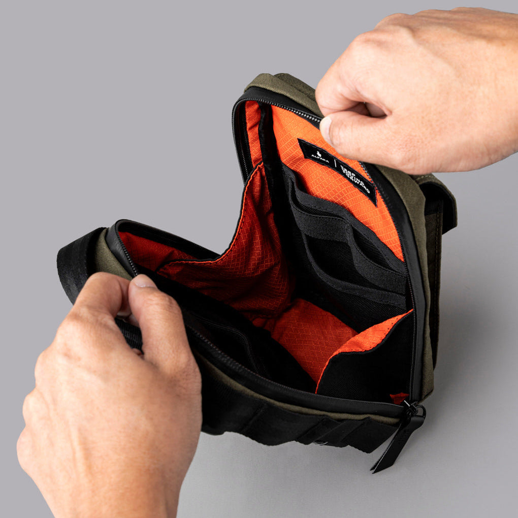 ALPAKA Modular Sling V2｜多功能手機袋 300D｜V2 版本改進肩帶連接設計，並增加尺寸適應大型手機