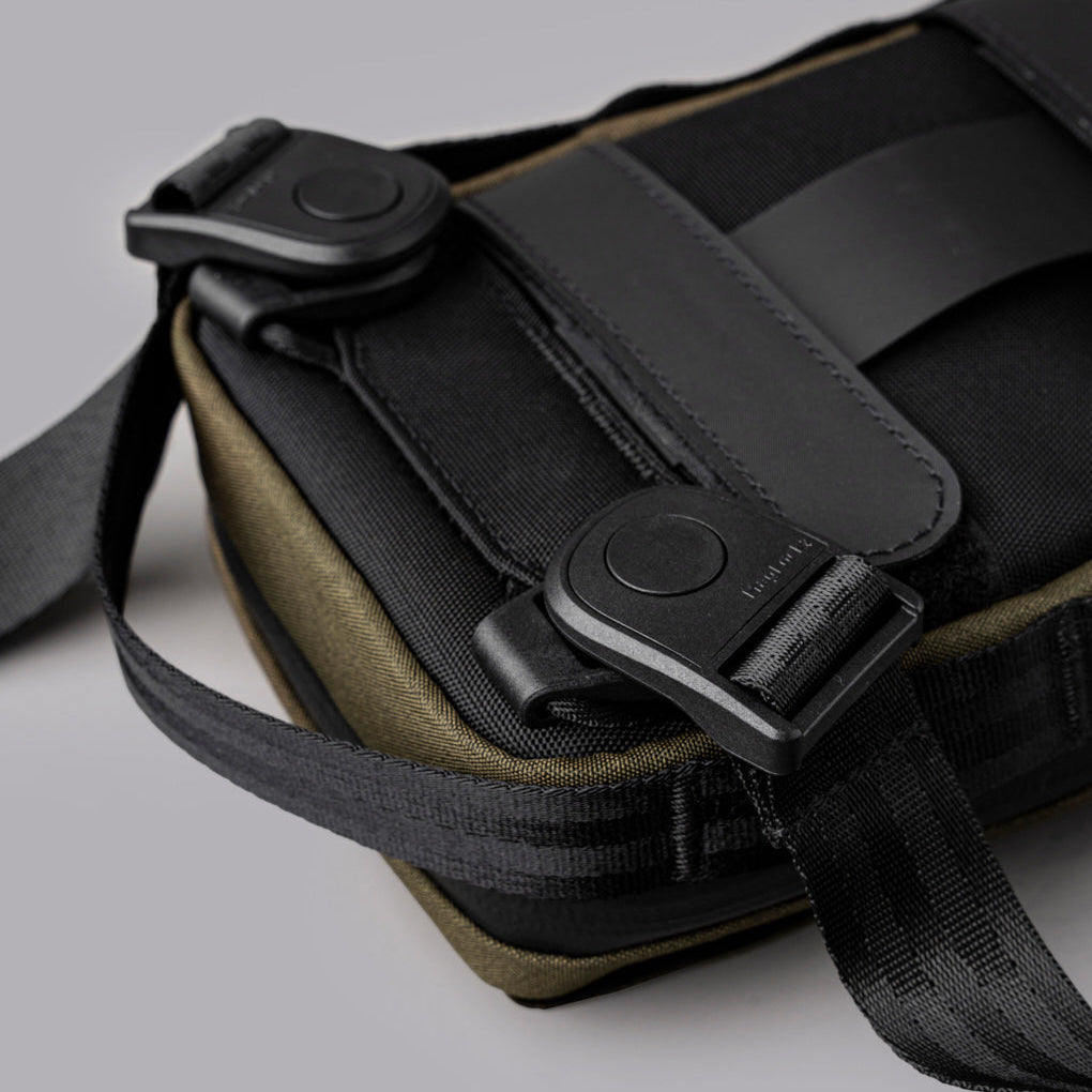 ALPAKA Modular Sling V2｜多功能手機袋 300D｜V2 版本改進肩帶連接設計，並增加尺寸適應大型手機