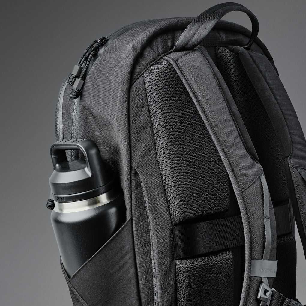 ALPAKA Bravo Backpack 23L｜適合通勤與旅行使用｜內置 16 吋筆記型電腦隔層