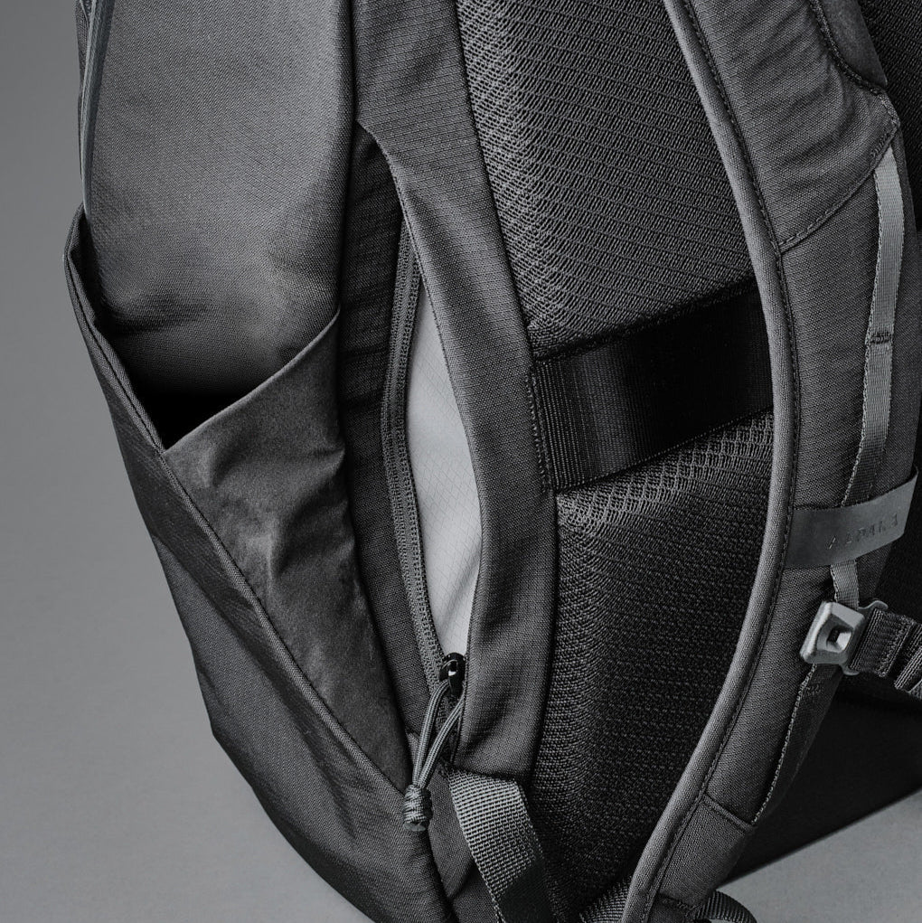ALPAKA Bravo Backpack 23L｜適合通勤與旅行使用｜內置 16 吋筆記型電腦隔層