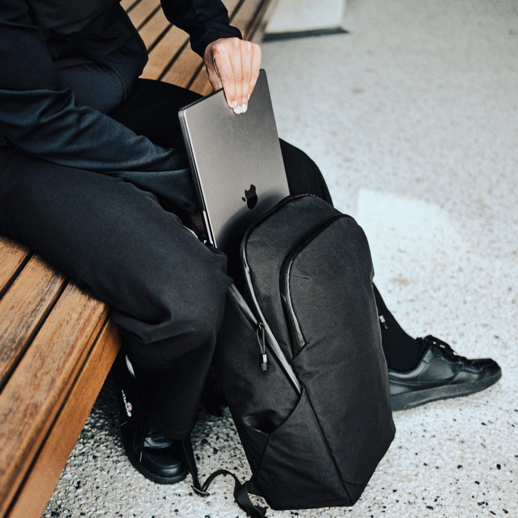 ALPAKA Bravo Backpack 23L｜適合通勤與旅行使用｜內置 16 吋筆記型電腦隔層